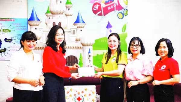 Lãnh đạo Hội Chữ thập đỏ và đại diện Sở Y tế tỉnh Lạng Sơn thăm, tặng quà Trung tâm hỗ trợ phát triển giáo dục hòa nhập Ánh Sao (Ảnh LƯƠNG THẢO)