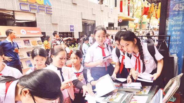 Các em học sinh tham gia hoạt động về sách trong Ngày Sách và Văn hóa đọc Việt Nam năm 2026 tại Đường sách Thành phố Hồ Chí Minh (Ảnh MẠNH HẢO)