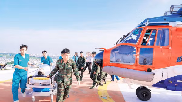 Một trường hợp vận chuyển cấp cứu bằng đường không tại Bệnh viện Quân y 175 (Ảnh bệnh viện cung cấp)