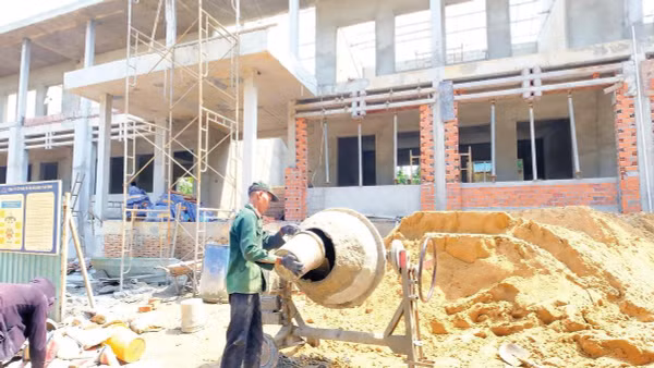 Các đơn vị đẩy nhanh tiến độ thi công Trường tiểu học Đắk Á, xã Bù Gia Mập, thành phố Đồng Nai.