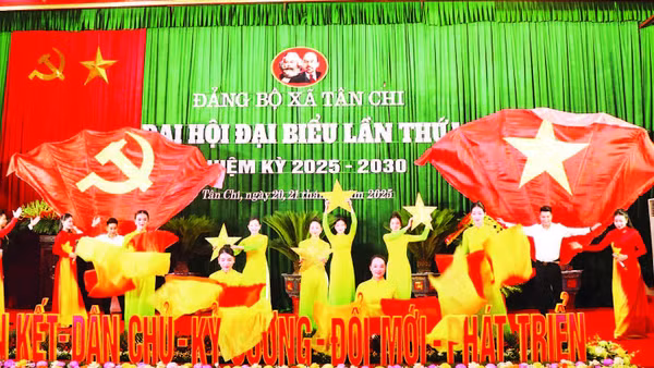 Văn nghệ chào mừng tại Đại hội đại biểu lần thứ nhất xã Tân Chi.