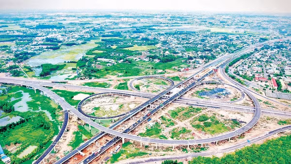 Nút giao Long Thành nối hai tuyến cao tốc Thành phố Hồ Chí Minh-Long Thành-Dầu Giây và Phan Thiết-Dầu Giây với sân bay Long Thành đã được đưa vào sử dụng.