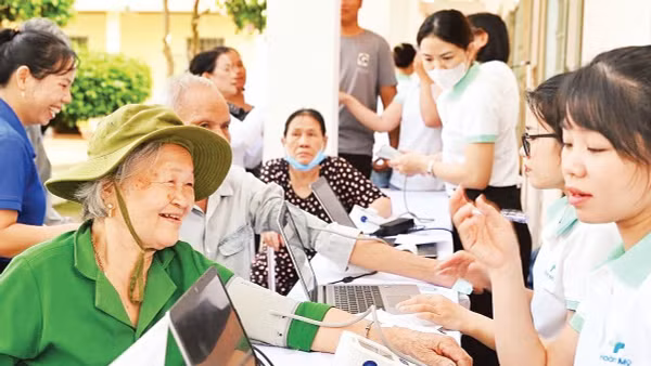 Người dân xã biên giới Lộc Thành, thành phố Đồng Nai phấn khởi khi được khám bệnh định kỳ.