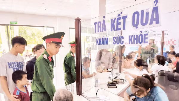 Khám bệnh cho người dân tại Đặc khu Côn Đảo, Thành phố Hồ Chí Minh.