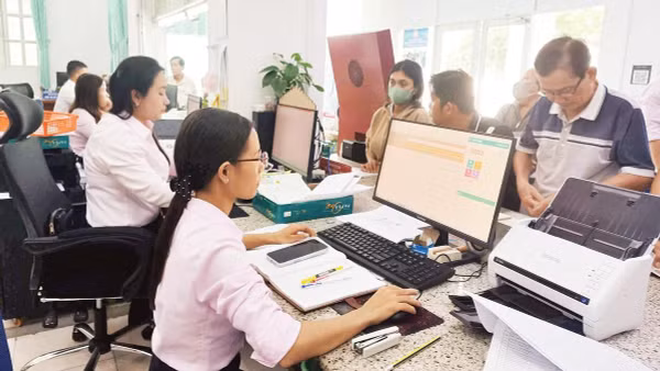 Cán bộ Trung tâm phục vụ hành chính công phường Sóc Trăng, thành phố Cần Thơ giải quyết thủ tục hành chính cho người dân.