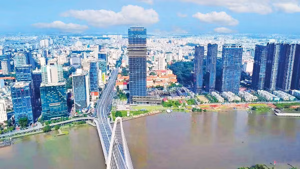 Thành phố Hồ Chí Minh gấp rút hoàn thiện thể chế và phát triển hạ tầng kỹ thuật Trung tâm tài chính quốc tế để hút dòng vốn đầu tư tỷ USD vào nền kinh tế (Ảnh TÙNG ANH) 