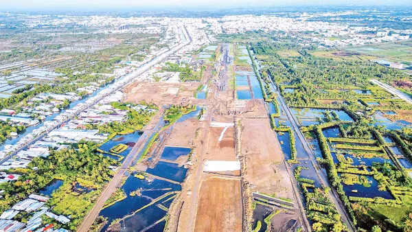 Một góc công trình, dự án mở rộng, nâng cấp Cảng hàng không Cà Mau đã giải phóng mặt bằng, đang được đẩy nhanh tiến độ thi công.