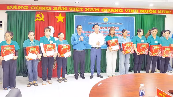 Lãnh đạo tỉnh Vĩnh Long trao quà tặng công nhân lao động Công ty trách nhiệm hữu hạn BoHsing.
