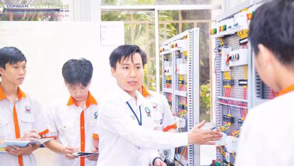 Sinh viên Trường cao đẳng Công nghệ cao Đồng An, phường Đông Hòa, Thành phố Hồ Chí Minh trong giờ thực hành.