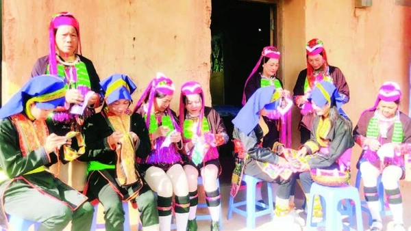 Nghệ thuật may và trang trí trang phục người Dao Thanh Phán ở huyện Ba Chẽ, tỉnh Quảng Ninh.