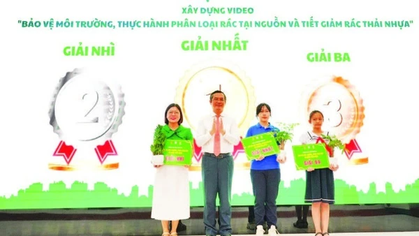 Thứ trưởng Giáo dục và Đào tạo Nguyễn Văn Phúc trao giải Cuộc thi xây dựng Video bảo vệ môi trường. (Ảnh THU HÀ)