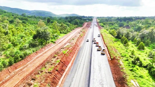 Đường bộ cao tốc Khánh Hòa-Buôn Ma Thuột khi hoàn thành, sẽ tạo trục kết nối quan trọng giữa tỉnh Đắk Lắk với các tỉnh duyên hải Nam Trung Bộ.