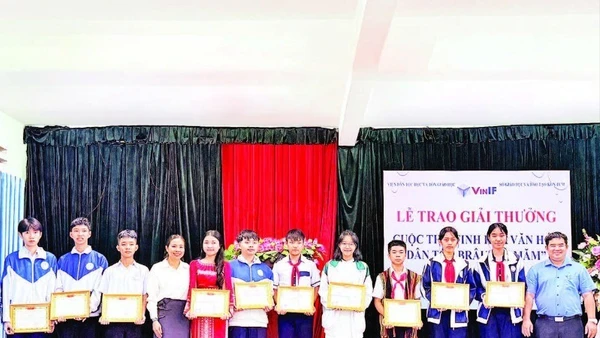 Lễ trao thưởng cho các tác giả đoạt giải tại cuộc thi.