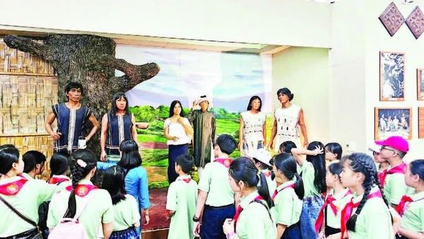 Học sinh tham quan chuyên đề trưng bày lịch sử, văn hóa các dân tộc thiểu số Lâm Đồng.