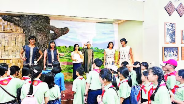 Học sinh tham quan chuyên đề trưng bày lịch sử, văn hóa các dân tộc thiểu số Lâm Đồng.