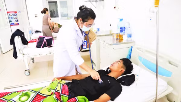 Bệnh nhân mắc sốt xuất huyết đang được điều trị tại Khoa Truyền nhiễm, Bệnh viện đa khoa vùng Tây Nguyên.