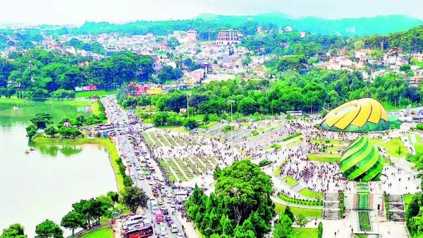 Quảng trường Lâm Viên, phường Xuân Hương-Đà Lạt mùa du lịch.
