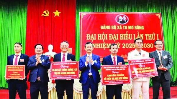 Đại diện lãnh đạo xã Tu Mơ Rông nhận cây giống ủng hộ từ các tổ chức, cá nhân.