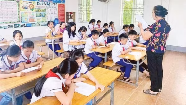 Nghệ nhân Nguyễn Thị Hương, người truyền lửa cho Câu lạc bộ Dân ca Ví, Giặm Nghệ Tĩnh Hưng Tân. (Ảnh TRỌNG TÂM)