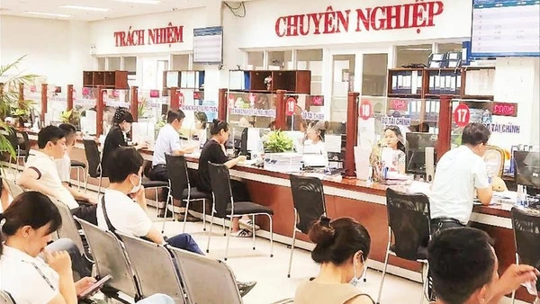 Đông đảo người dân và doanh nghiệp đến làm thủ tục hành chính tại Trung tâm hành chính công thuộc Ủy ban nhân dân thành phố Đà Nẵng.