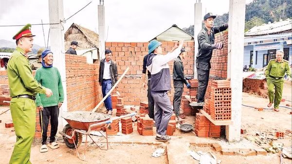 Lực lượng công an thành phố Đà Nẵng tổ chức xây nhà mới cho người dân của xã A Vương.