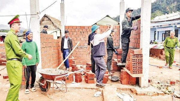 Lực lượng công an thành phố Đà Nẵng tổ chức xây nhà mới cho người dân của xã A Vương.