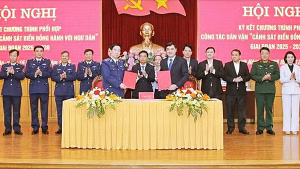 Ký kết chương trình “Cảnh sát biển đồng hành với ngư dân” giai đoạn 2025- 2030. (Ảnh BÙI THÁI BÌNH)