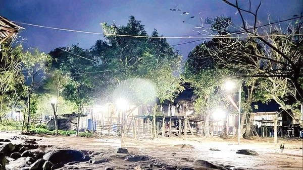 Sau nhiều năm mong chờ, giữa tháng 12/2025, bản Dốc Mây, xã Trường Sơn bừng sáng ánh điện.