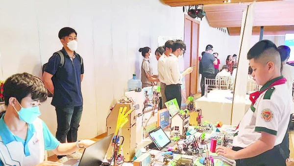 Học sinh Thành phố Hồ Chí Minh tham gia cuộc thi chuyển đổi số trong trường học.