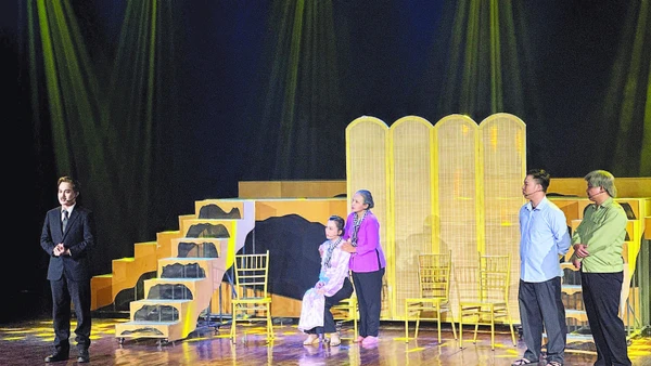 Cảnh trong vở kịch Khát vọng bình yên. (Ảnh Nhà hát Kịch thành phố).