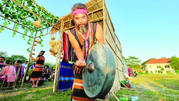 Già làng Điểu Ho (xã Tân Hưng, tỉnh Đồng Nai) biểu diễn cồng chiêng.