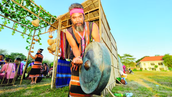 Già làng Điểu Ho (xã Tân Hưng, tỉnh Đồng Nai) biểu diễn cồng chiêng.