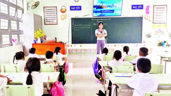 Học sinh lớp 1A, Trường tiểu học và trung học cơ sở Nguyễn Văn Trỗi, xã Ia Mơ, tỉnh Gia Lai trong giờ học môn Tiếng Việt.