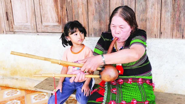 Nghệ nhân Ưu tú H’Grao đã có hơn 70 năm gắn bó với M’buốt. Bà còn thành thạo nhiều loại nhạc cụ dân tộc Mạ như: T’ron, t’rông, chiêng… và thuộc gần 100 bài dân ca.