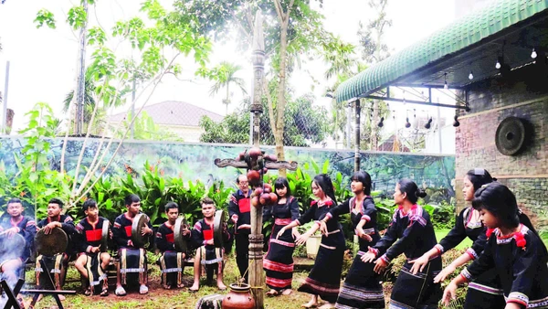 Một buổi biểu diễn văn nghệ kết hợp diễn tấu cồng chiêng của đội chiêng trẻ buôn Tơng Jú, phường Ea Kao.