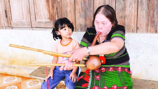 Nghệ nhân Ưu tú H’Grao đã có hơn 70 năm gắn bó với M’buốt. Bà còn thành thạo nhiều loại nhạc cụ dân tộc Mạ như: T’ron, t’rông, chiêng… và thuộc gần 100 bài dân ca.