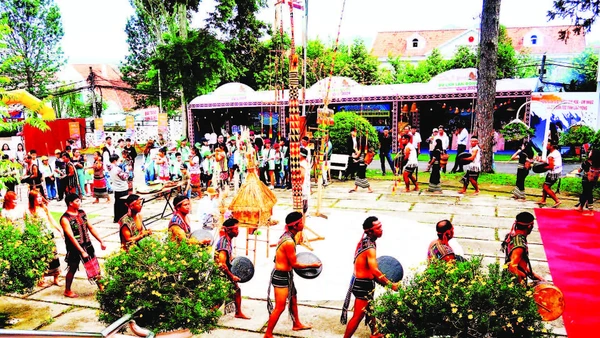 Du khách hòa vào nhịp cồng chiêng của dân tộc thiểu số nam Tây Nguyên giữa phố thị Đà Lạt.