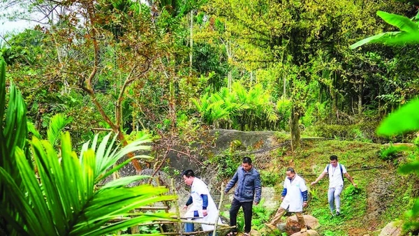 Cán bộ y tế vào bản phòng chống dịch bệnh tại Nghệ An. (Ảnh ĐỨC ANH)