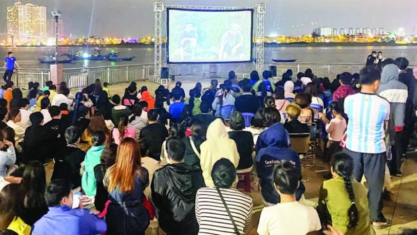 Chiếu phim miễn phí ngoài trời trong khuôn khổ Liên hoan phim châu Á Đà Nẵng.