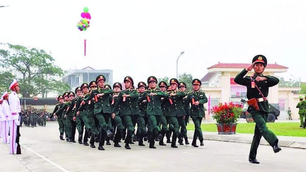 Các lực lượng vũ trang tỉnh Nghệ An trong lễ ra quân. (Ảnh TRUNG HIẾU)