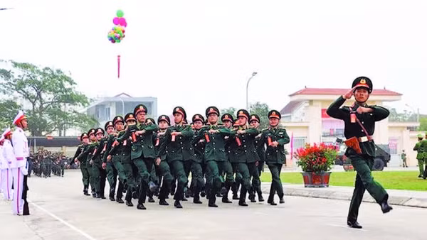 Các lực lượng vũ trang tỉnh Nghệ An trong lễ ra quân. (Ảnh TRUNG HIẾU)