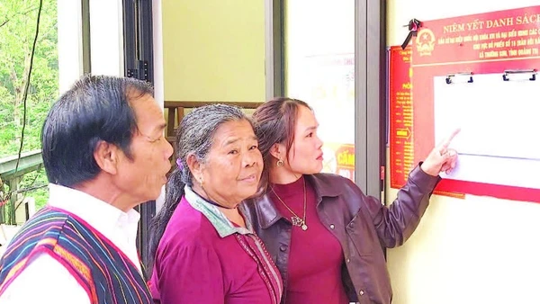 Cử tri bản Hôi Rấy, xã Trường Sơn, tỉnh Quảng Trị xem danh sách cử tri trước khi bỏ phiếu.