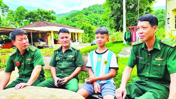 Bộ đội Biên phòng Đồn Hiền Kiệt đón thiếu niên thiếu nơi nương tựa lên đơn vị nuôi dưỡng, học tập.