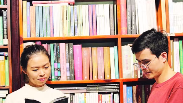 Phút lắng đọng ở không gian sách cũ Cội Nguồn.