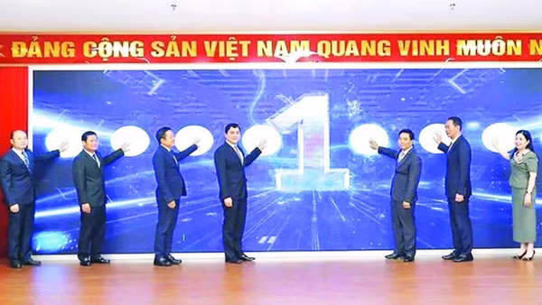 Các đại biểu vận hành Trung tâm giám sát, điều hành thông minh Thanh Hóa. (Ảnh ML)