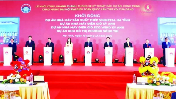 Đại diện lãnh đạo tỉnh Hà Tĩnh và Tập đoàn Vingroup thực hiện nghi thức khởi động các dự án tại Khu kinh tế Vũng Áng.