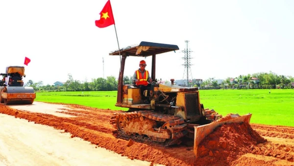 Đơn vị thi công Dự án liên kết vùng miền trung tỉnh Quảng Nam đang tập trung thi công hoàn thành dự án.