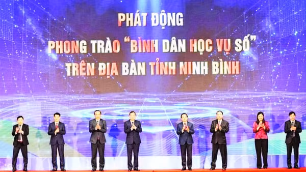 Nghi thức bấm nút phát động Phong trào “Bình dân học vụ số” trên địa bàn tỉnh Ninh Bình.