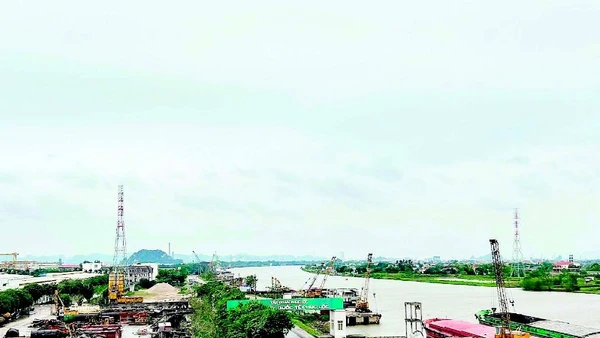 Vận tải thủy nội địa góp phần kết nối các chuỗi sản xuất trong vùng.