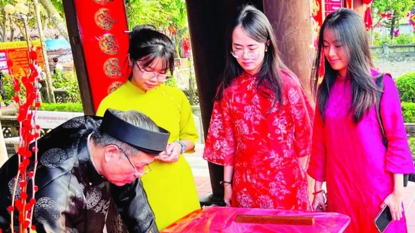 Các bạn trẻ "xin chữ" đầu xuân ở Lễ hội Văn miếu Mao Điền.